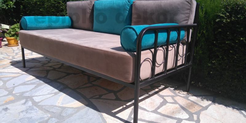 Sofa with metal structure – June 12
