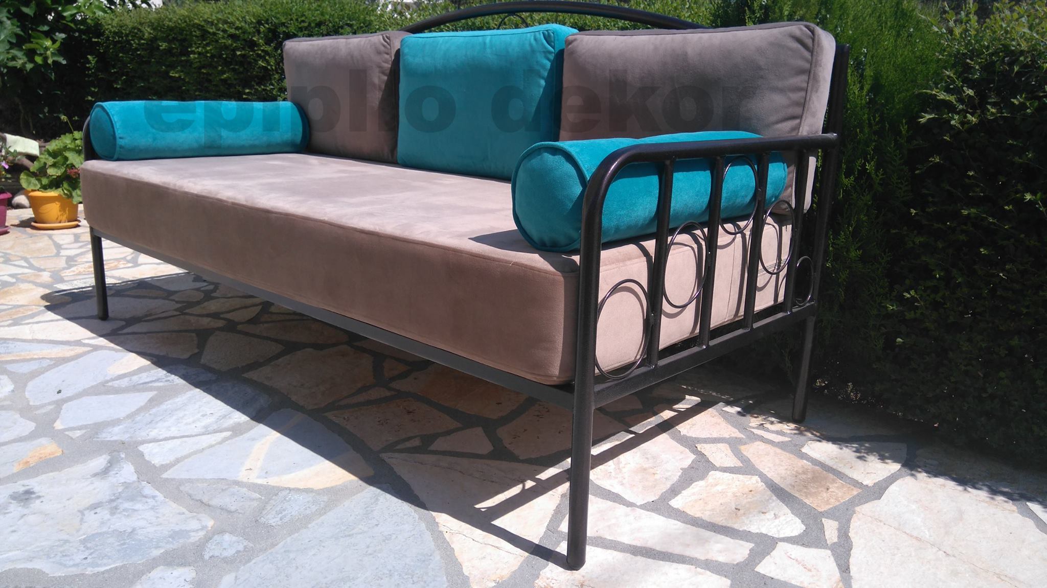 Sofa with metal structure – June 12