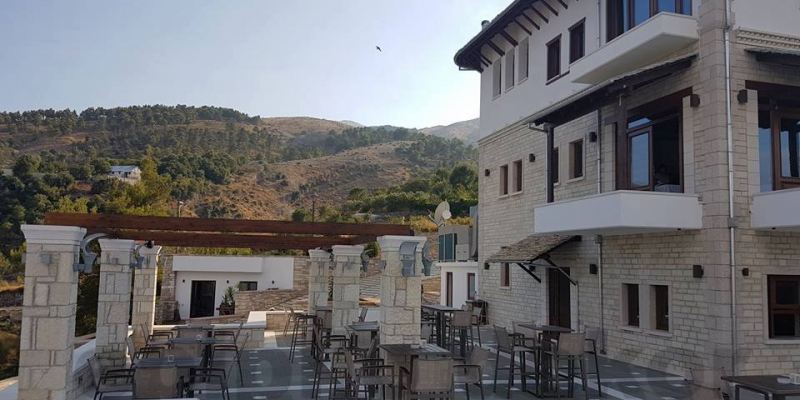 Set karrige dhe tavolina – August 9