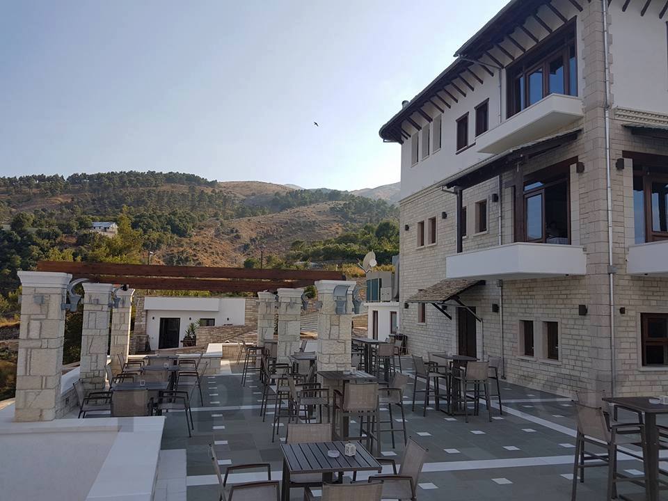 Set karrige dhe tavolina – August 9